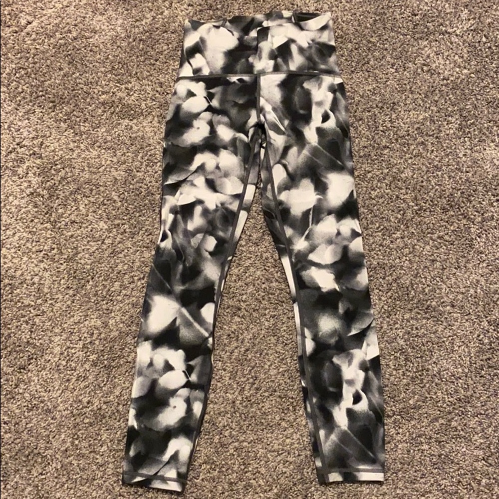 Like new Lululemon 7/8 tight size 4